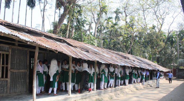 ভোলার শিবপুর বালিকা মাধ্যমিক বিদ্যালয়ে ঝূঁকি নিয়ে ৫ শতাধিক শিক্ষার্থীর পাঠদান