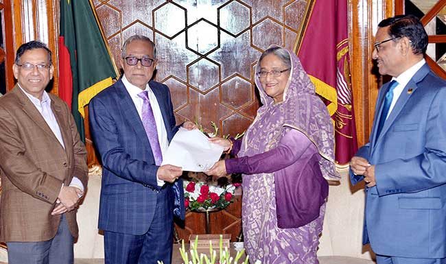 রাষ্ট্রপতির কাছে ‘সিদ্ধান্তপত্র’ দিলেন শেখ হাসিনা