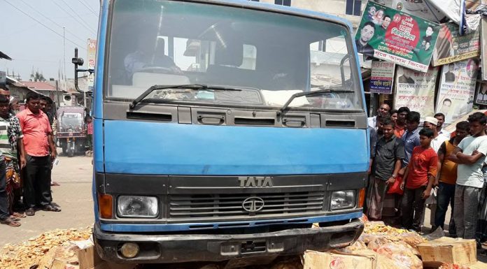 লালমোহনে মেয়াদউত্তীর্ণ বিস্কুট ট্রাক চাপা দিয়ে নষ্ট