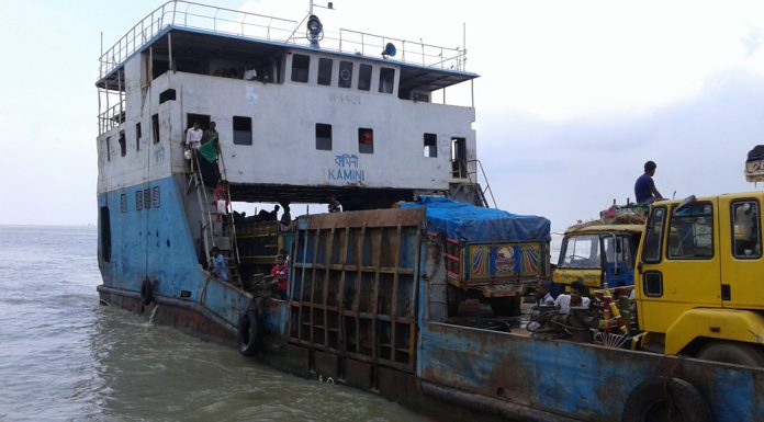 ভোলায় ফেরি থেকে মালবাহী ট্রাক নদীতে।