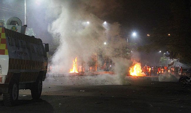 পুলিশ-ছাত্রলীগের হামলায় ঢাবি রণক্ষেত্র