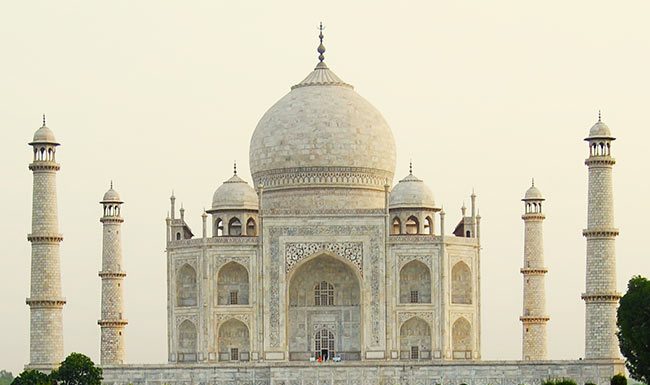 ঝড়-বৃষ্টিতে ভেঙে পড়ল তাজমহলের মিনার