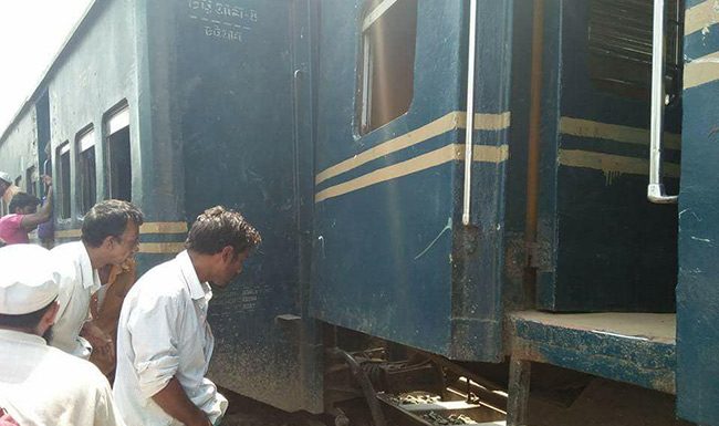 টঙ্গীতে ট্রেন লাইনচ্যুত, চারজন নিহত