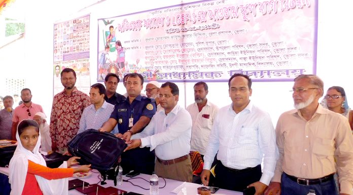 ভোলায় শিক্ষার্থীদের মাঝে স্কুল ব্যাগ বিতরণ