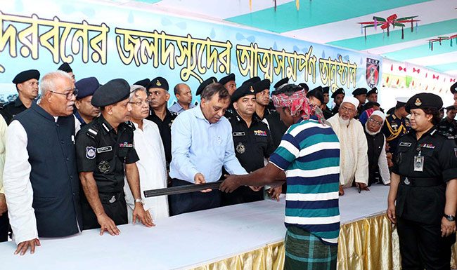 কাউকে আমরা ক্রসফায়ারে দেই না : স্বরাষ্ট্রমন্ত্রী