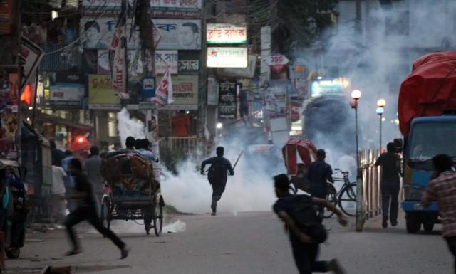 কুমিল্লা বিশ্ববিদ্যালয়ের বাস ভাঙচুরের পর এলাকা রণক্ষেত্র