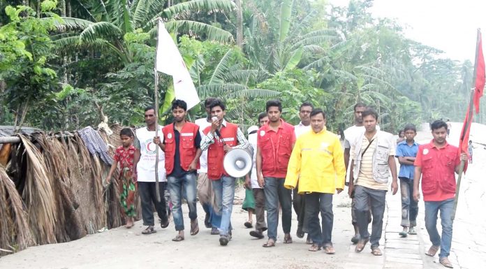 ভোলায় দুর্যোগ মোকাবেলায় ঝুঁকি নিয়ে কাজ করছে রেডক্রিসেন্টের স্বেচ্ছাসেবী