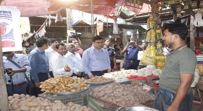 ভোলায় নিত্য প্রয়োজনীয় দ্রব্যের বাজার পরিদর্শনে জেলা প্রশাসক
