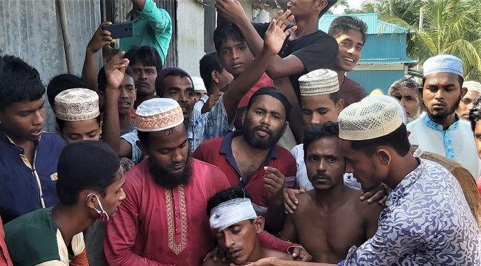 মহানবী (সঃ)কে নিয়ে ফেইসবুকে কটুক্তি’র প্রতিবাদে মনপুরায় পুলিশ-মুসল্লি সংঘর্ষ গুলি,আহত আহত ১০