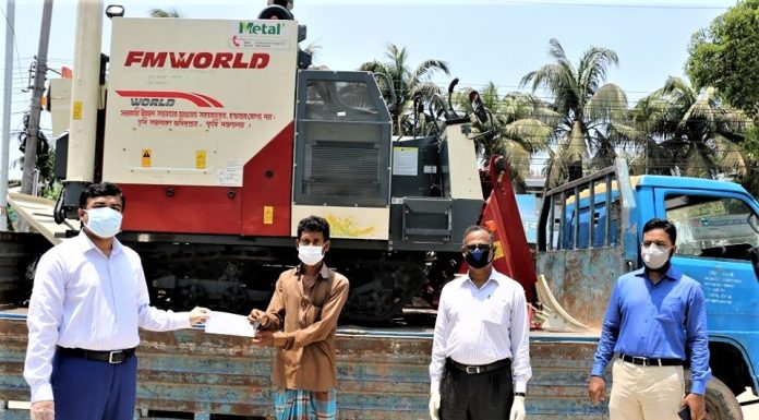 ভোলার কৃষকদের মাঝে কম্বাইন্ড হারর্ভেস্টার বিতরন