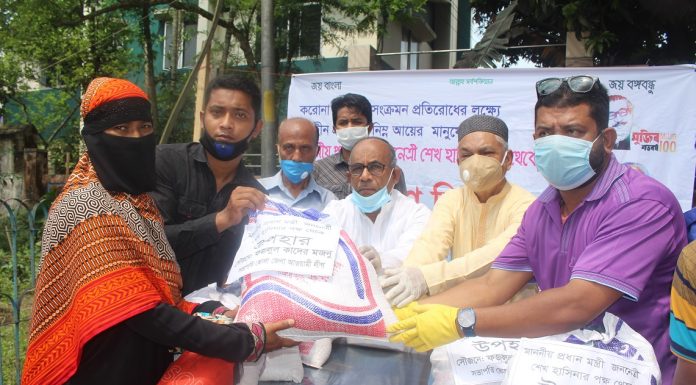 ৮’শ অসহায় পরিবারের মুখে হাসি ফুটালো জেলা আ’লীগের সভাপতি মজনু মোল্লা