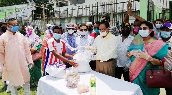খাদ্য সহায়তা নিয়ে খেলোয়াড়দের পাশে দাড়িয়েছে ভোলা জেলা ক্রীড়া সংস্থা