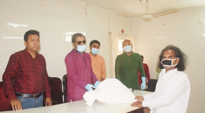 ভোলায় সাংস্কৃতিক কর্মীদের মাঝে জেলা পরিষদের খাদ্য সহায়তা প্রদান