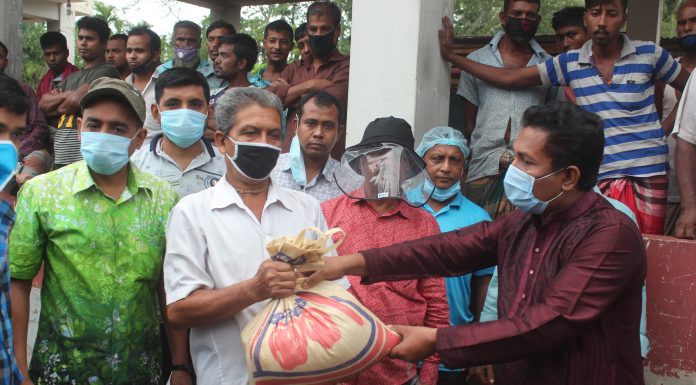 ভোলায় জেলা পূজা উদযাপন পরিষদের সম্পাদকের পক্ষ থেকে অসহায় মানুষের মাঝে খাদ্য সামগ্রী বিতরণ