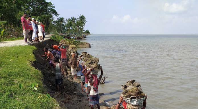 মনপুরায় আম্পানের ক্ষতিগ্রস্থ্য বাঁধ সেচ্ছায় নির্মান করছে স্থানীয়রা