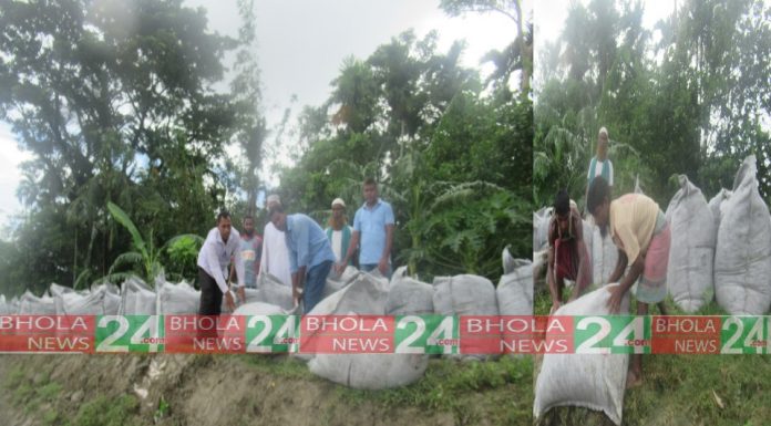 মনপুরায় স্বেচ্ছাশ্রমে সংস্কার হচ্ছে শহর রক্ষা বাঁধ