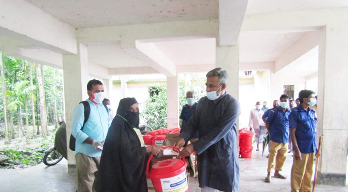 ভোলায় আম্পানে ক্ষতিগ্রস্থদের মাঝে ত্রাণ বিরতণ করেছে কোস্ট ট্রাস্ট