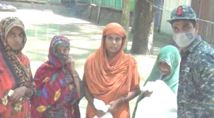 ভোলায় বন্যা দুর্গত এলাকায় খাদ্য সহায়তায় নৌ-বাহিনী