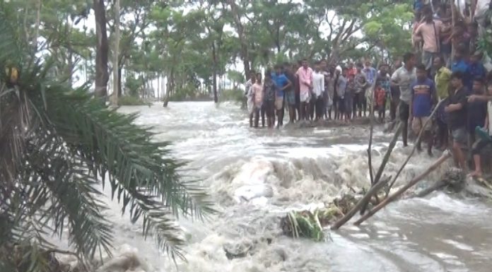 ভোলার বন্যা নিয়ন্ত্রন বাঁধ ভেঙ্গে ২০গ্রাম প্লাবিত,সর্বত্র আতংক