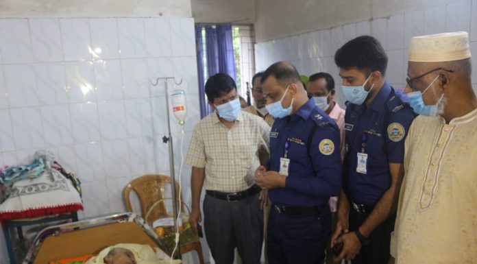 বীরশ্রেষ্ঠ রত্নগর্ভা অসুস্থ মায়ের পাশে ভোলার পুলিশ সুপার – সরকার মোহাম্মদ কায়সার