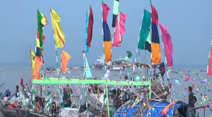 ২২দিন ইলিশ মাছ ধরা বন্ধ ।। জেলেরা বাড়ি যাচ্ছে নৌকা সাজিয়ে