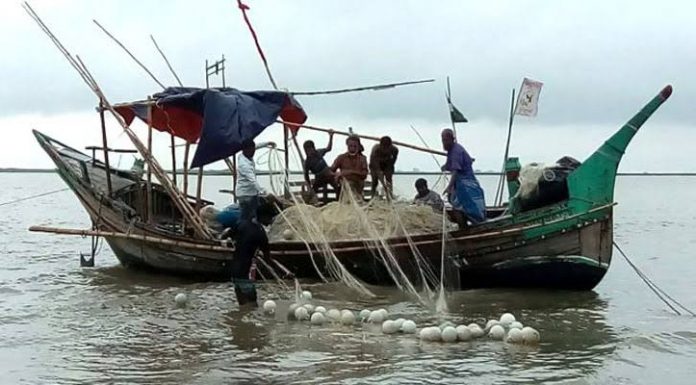 বরিশালে দফায় দফায় অভিযানিক দলের ওপর অসাধু মৎস্য শিকারীদের হামলা