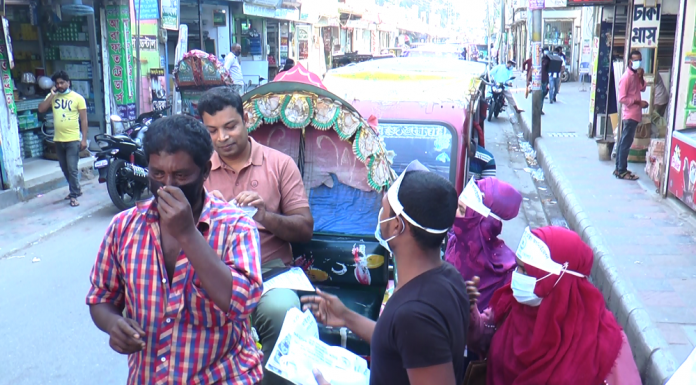 করোনা ভাইরাস সচেতনতায় ভোলায় লিফলেট-মাক্স বিতরন