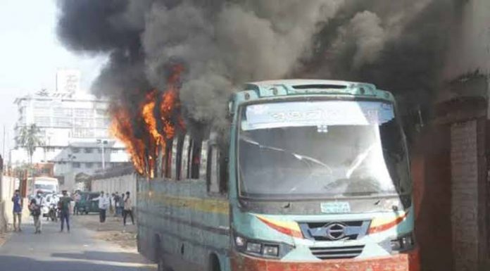 বাসে আগুন: ১৪ মামলায় গ্রেফতার ৩২