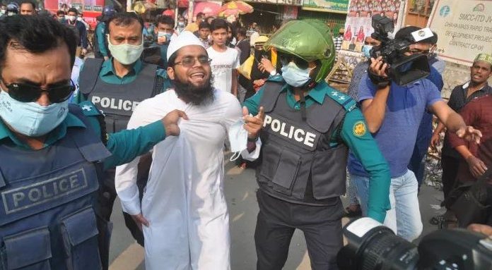 বায়তুল মোকাররমের সামনে থেকে ভাস্কর্যবিরোধী মিছিল, পুলিশের লাঠিচার্জ