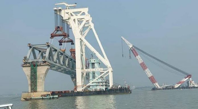বসল ৪০তম স্প্যান পদ্মা সেতুর ছয় কিলোমিটার দৃশ্যমান