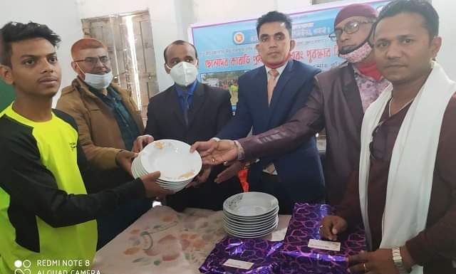 লালমোহনে ছেলেদের কাবাড়ি প্রতিযোগীয় বিজয়ীদের মাঝে পুরস্কার বিতরণ