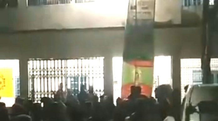 দৌলতখানে তেলের ড্রাম বোঝাই ভ্যান উল্টে চালক নিহত,বিক্ষোভ,ডাক্তার লাঞ্চিত