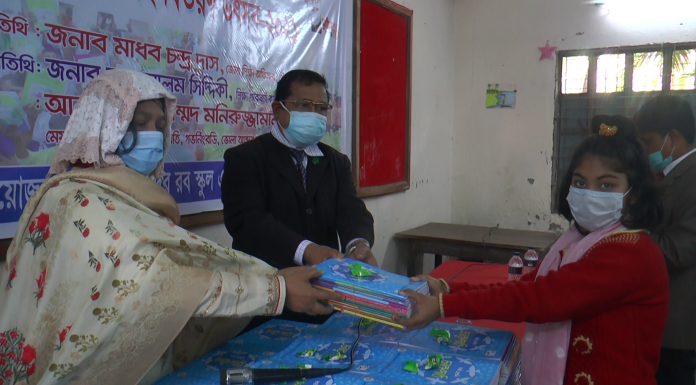 ভোলায় নতুন বছরে নতুন পাঠ্য বই পেলো শিক্ষার্থীরা