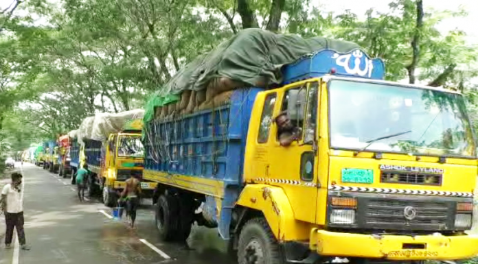 অগ্নিকাণ্ডে কমেছে ফেরি, ভোগান্তিতে মানুষ