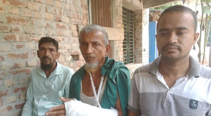 ভোলায় তুচ্ছ ঘটনাকে কেন্দ্র করে বৃদ্ধকে পিটিয়ে হাত ভেঙে দিলো প্রতিপক্ষ