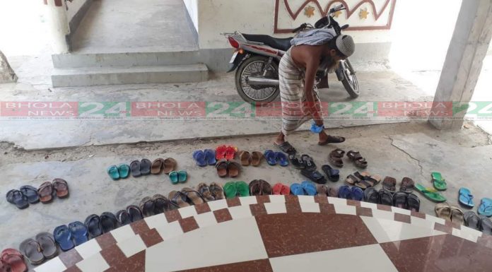 ২৫ বছর ধরে মসজিদে আসা মুসল্লীদের জুতা গুছিয়ে রাখেন আব্দুর রশীদ