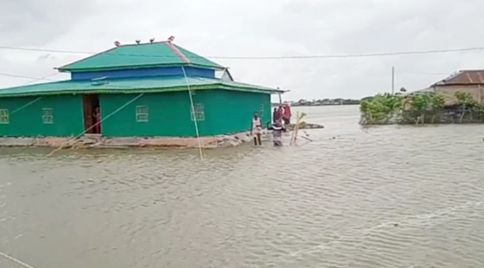ভোলায় ঘূর্ণিঝড়ের প্রভাবে নিম্নাঞ্চল প্লাবিত, পানিবন্দি ৫ হাজার