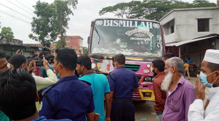 ভোলা ঘুইংগারহাটে বাসের চাপায় নিহত ৩, আহত ৫