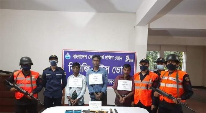 ভোলায় জলদস্যু ও কোস্টগার্ডের গুলি বিনিময় ৩টি পিস্তল ও দেশীয় অস্ত্রসহ জলদস্যু বাহিনীর প্রধানসহ তিনজন গ্রেফতার