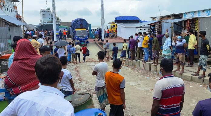 কঠোর লকডাউনের মধ্যেও ভোলায় আসছে কর্মহীন মানুষ