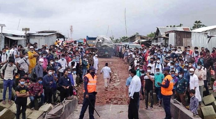 সরকারী নিষেধাজ্ঞা উপেক্ষা করে ফেরি ও ট্রলারে করে ভোলার মেঘনা পার হচ্ছে যাত্রীরা