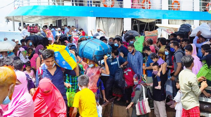 ভোলায় ঘরমুখী মানুষের ঢল,চরম হয়রানী,নেই প্রশাসনের নজর,স্বাস্থ্যবিধি