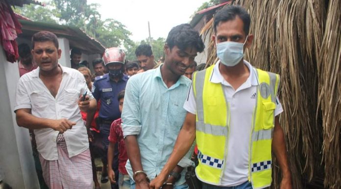 ভোলায় সরকারের দেওয়া ঘরে আপত্তিকর অবস্থায় নারী পুরুষ আটক