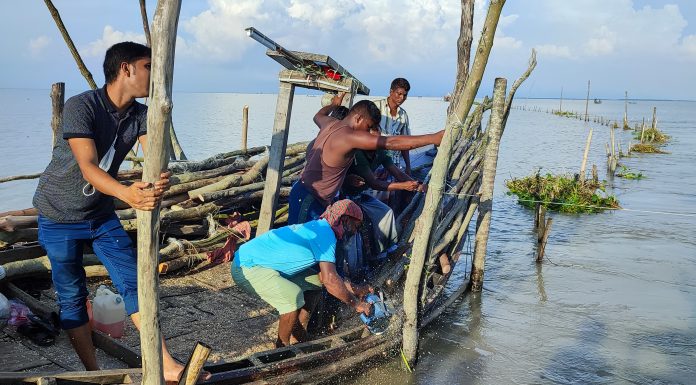 অবশেষে ভোলার মেঘনা নদী থেকে খুটিজাল অপসারন শুরু করেছে প্রশাসন :: সাধারন জেলেরা আনন্দীত