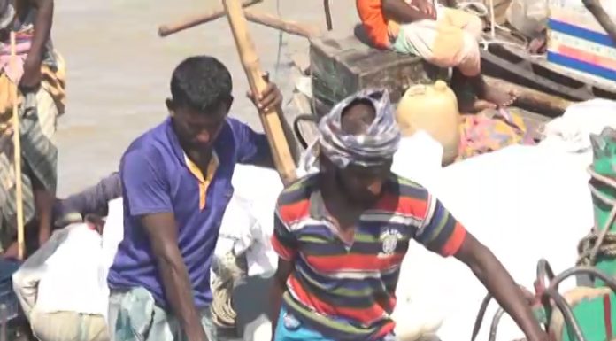 রাত থেকেই ব্যস্ত ভোলা মেঘনা পাড়ের ইলিশের আড়ত গুলো,সকালে ফিরেছে পুরনো চেহারায়