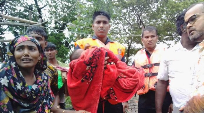 ভোলায় যাত্রীবাহি ট্রলার ডুবি, এক শিশুর লাশ উদ্ধার, নিখোঁজ মা-ছেলে