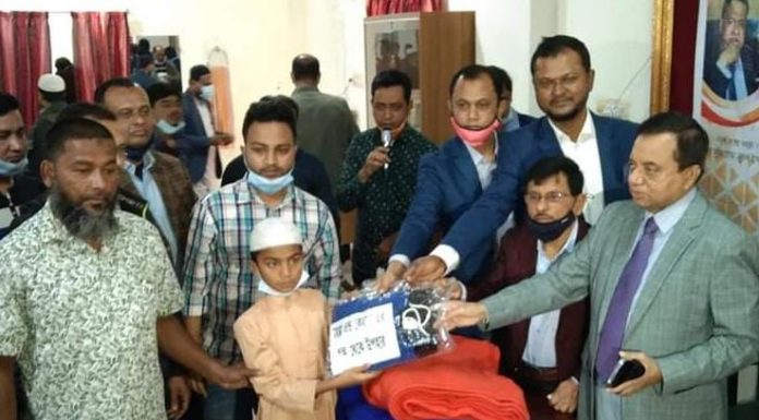 শীতার্ত শিশুদের হাসি ফুটালো “হেল্প এন্ড কেয়ার”