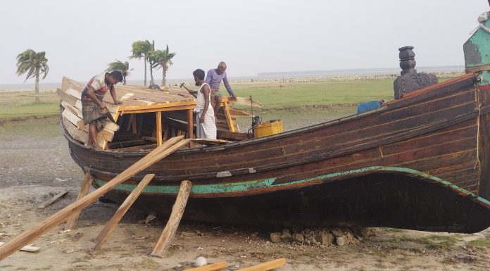 বিধি-নিষেধ শেষে নদীতে মাছ ধরতে ট্রলারের মেরামত করে শেষ প্রস্তুতি নিচ্ছে জেলেরা